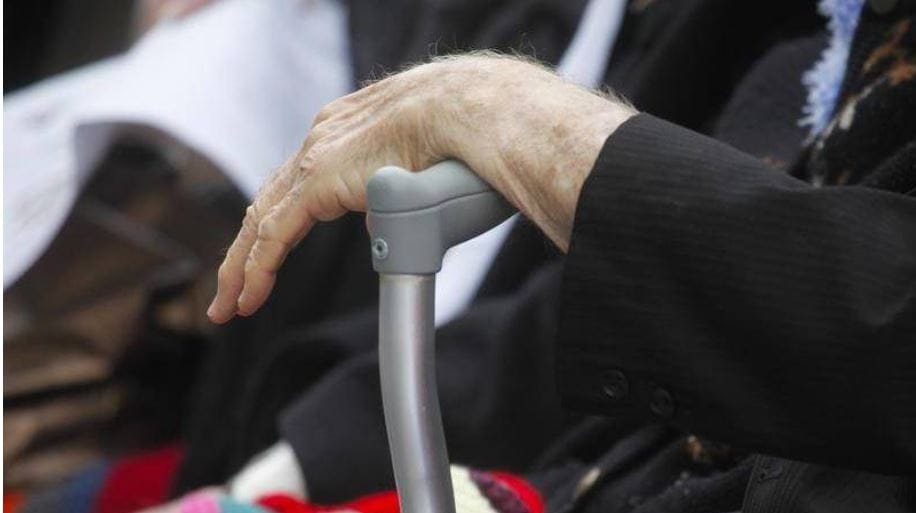 Sydney and Central Coast aged care homes to stay closed to visitors for Father’s Day as CBD clusters grow